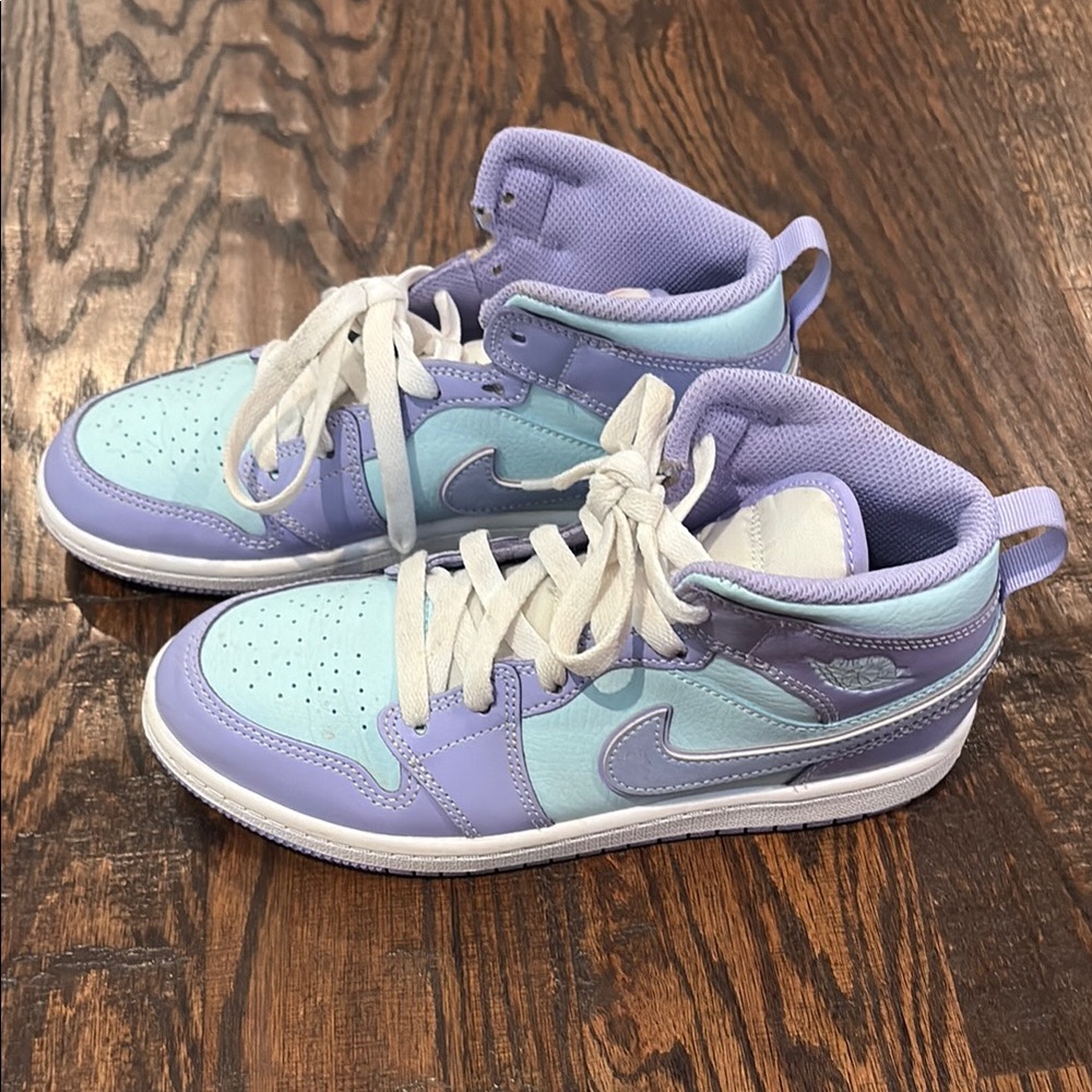 Nike Jordan Purple and Blue Sneakers Mid-Top Comfort